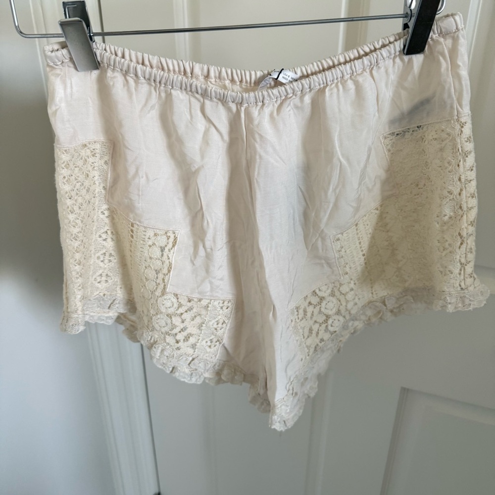 ✨NWT✨ Zara Beige Ecru Lace Appliqué Shorts Small